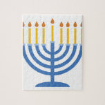 Menorah Legpuzzel<br><div class="desc">Het Menorah-ontwerp is prachtig en helder en vult je aan de rand met vakantie-geest en is perfect op cadeaus,  tafelrunners,  keukenlinens,  thuisdecor en alles wat Hanukkah doet!</div>