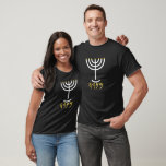 Menorah Mannen T-shirt White Gold<br><div class="desc">Dit ontwerp heeft Paleo Hebreeuwse letters geschreven in het woord Menorah; Mem, Nun, Resh en Hey. Kortom, hun betekenis is... Mem - Chaos Mighty Blood. Nun - Ga door met haar zoon. Resh - Eerste begin. Kijk naar Breath. Het woord is nummer H4501 in Strong's Concordance. Feminine van H4500 (in...</div>