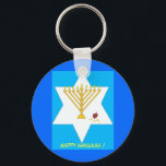 Menorah Sleutelhanger<br><div class="desc">Hanukah gaat over de boodschap van licht en liefde. Door een vakantiesymbool te dragen,  kun je jezelf altijd warm maken voor de vakantieboodschap - zelfs buiten Hanukah.</div>