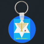 Menorah Sleutelhanger<br><div class="desc">Hanukah gaat over de boodschap van licht en liefde. Door een vakantiesymbool te dragen,  kun je jezelf altijd warm maken voor de vakantieboodschap - zelfs buiten Hanukah.</div>