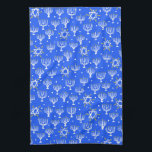 Menorah Star van David Hanukkah Pattern Blue White Theedoek<br><div class="desc">Decoreer je keuken met deze leuke vakantiekanaal. Het maakt een geweldige vakantie,  het huishouden of een bruiloft cadeau! U kunt het aanpassen en tekst ook toevoegen. Bekijk mijn winkel voor veel meer kleuren en patronen!</div>
