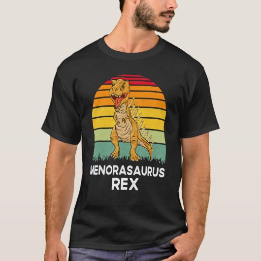 Menorasaurus Rex Dinosaur Rex Hanukkah Menora Pun T-shirt (Voorkant)