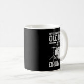 Mens Drummer Gift Never Underestimate An Old Man W Koffiemok (Voorkant rechts)