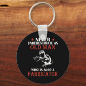 Mens Fabricator - Never Underestimate An Old Man s Sleutelhanger (Voorkant)