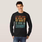 Mens It s Not Easy Being My Wifes Arm Candy T-shirt (Voorkant volledig)