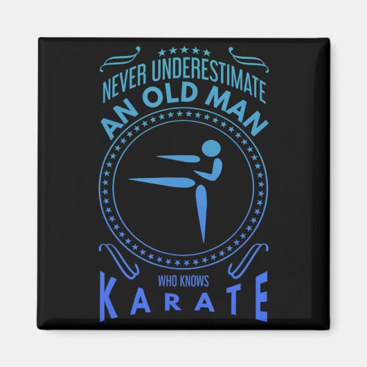 Mens Karate Graphic Never Underestimate An Old M T Magneet (Voorkant)