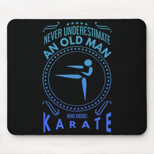 Mens Karate Graphic Never Underestimate An Old M T Muismat (Voorkant)