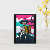 Mens Mariachi Spelend Skelet Dag Van De Kaart (Gele Bloem)