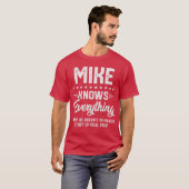 Mens Mike Knows Everything Funny Name Personalized T-shirt (Voorkant volledig)