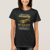 Mens Never Underestimate an Old Guy with a Trumpet T-shirt (Voorkant)