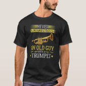 Mens Never Underestimate an Old Guy with a Trumpet T-shirt (Voorkant)