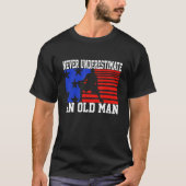 Mens Never Underestimate An Old Man USA Flag Bas T-shirt (Voorkant)