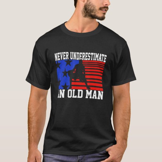 Mens Never Underestimate An Old Man USA Flag Bas T-shirt (Voorkant)