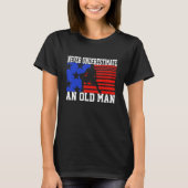 Mens Never Underestimate An Old Man USA Flag Bas T-shirt (Voorkant)