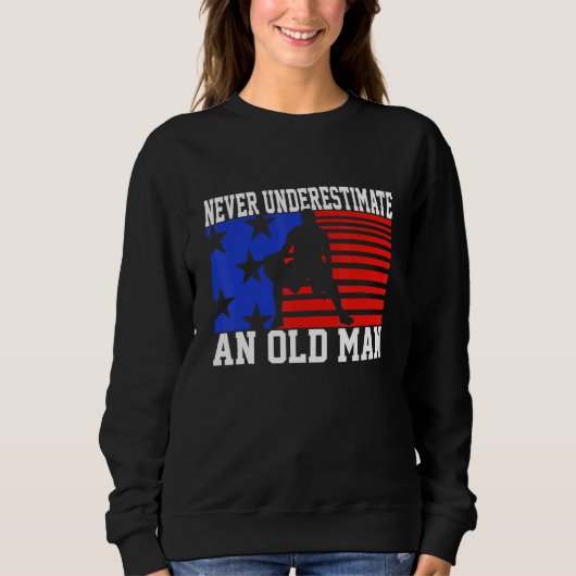 Mens Never Underestimate An Old Man USA Flag Bas Trui (Voorkant)