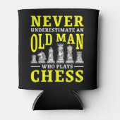 Mens Never Underestimate An Old Man Who Plays Ches Blikjeskoeler (Voorkant)