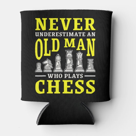 Mens Never Underestimate An Old Man Who Plays Ches Blikjeskoeler (Voorkant)