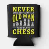 Mens Never Underestimate An Old Man Who Plays Ches Blikjeskoeler (Achterkant)