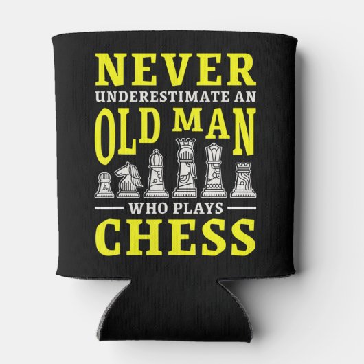 Mens Never Underestimate An Old Man Who Plays Ches Blikjeskoeler (Achterkant)