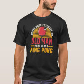 Mens Never Underestimate An Old Man Who Plays Ping T-shirt (Voorkant)