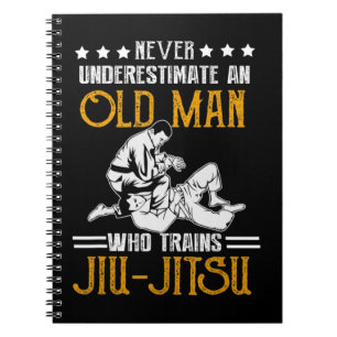 Mens Never underestimate An Old man who treinen Ji Notitieboek