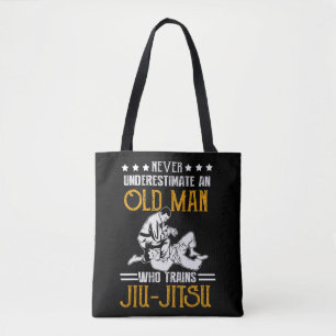 Mens Never underestimate An Old man who treinen Ji Tote Bag