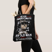 Mens Never Underestimate An Old Man With A Schnauz Tote Bag (Dichtbij)