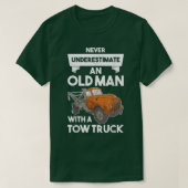 Mens Never Underestimate an Old Man with a Tow Tru T-shirt (Design voorkant)