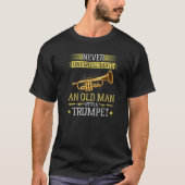 Mens Never Underestimate an Old Man with a Trumpet T-shirt (Voorkant)