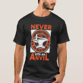 Mens Never Underestimate An Old Man With An Anvil T-shirt (Voorkant)