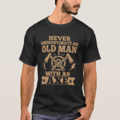 Mens Never Underestimate An Old Man With An Axe Th T-shirt (Voorkant)