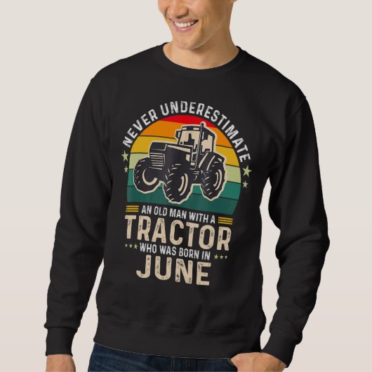 Mens Never Underestimate Old Man With Tractor Born Trui (Voorkant)