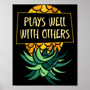 Mens omgekeerde ananas speelt anderen grappig poster