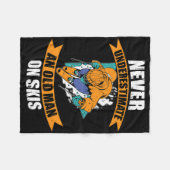 Mens Ski Funny Skiing Never Underestimate An Old M Fleece Deken (Voorkant (Horizontaal))