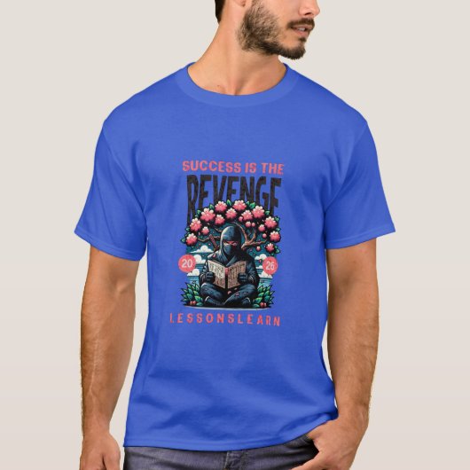 MEN'S SUCCESS REVENGE LESSONS LEARN BASIC TEE T-SHIRT (Voorkant)