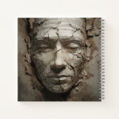 Menselijk gezicht dat uitsteekt uit het oude gips notitieboek (Achterkant)