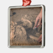 Menselijke resten metalen ornament (Links)