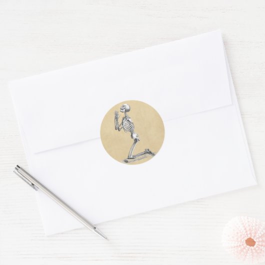 Menselijke skeletanatomie in gebeden ronde sticker (Envelop)