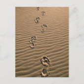 Menselijke voetafdrukken op zandstrand briefkaart (Voorkant)