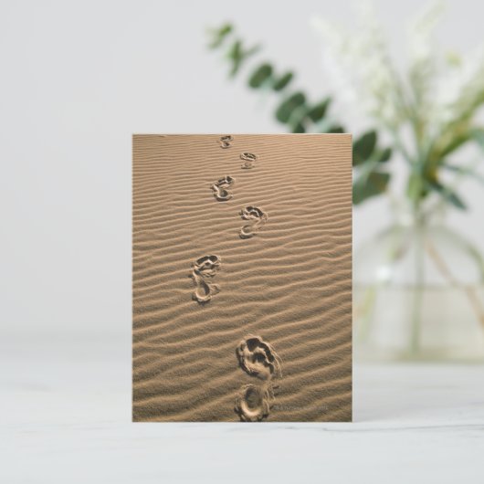 Menselijke voetafdrukken op zandstrand briefkaart (Staand voorkant)