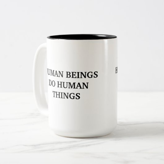 Menselijke wezens doen de Mok van de dingen (Voorkant links)