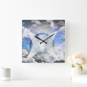 Menselijke ziel tussen engel vleugels vierkante klok (Huis)