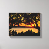 Mensen aan de rand van de rivier bij zonsondergang canvas afdruk (Voorkant)