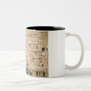 Mensen bidden bij de klaagmuur tweekleurige koffiemok