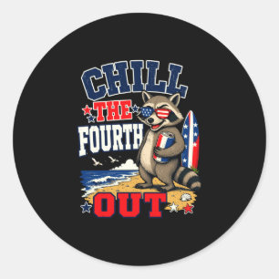 Mensen chill de vierde uit grappige wasbeer strand ronde sticker