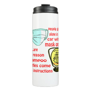 Mensen die alleen rijden met een masker op zijn de thermosbeker