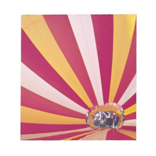 Mensen die een hete luchtballon vullen, Fort Colli Notitieblok