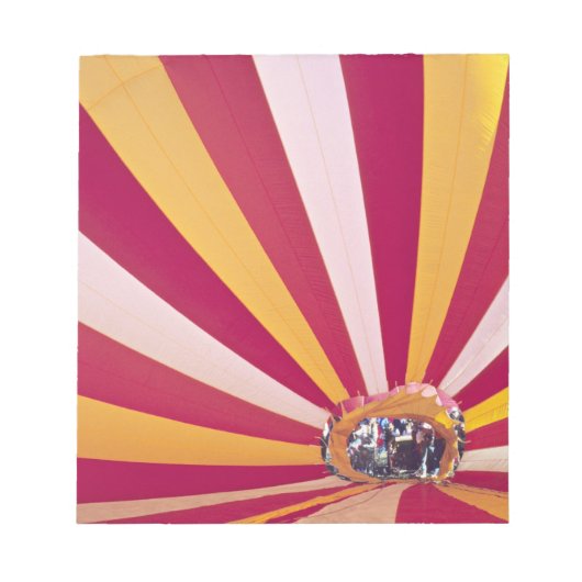 Mensen die een hete luchtballon vullen, Fort Colli Notitieblok (Voorkant)