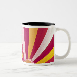 Mensen die een hete luchtballon vullen, Fort Colli Tweekleurige Koffiemok