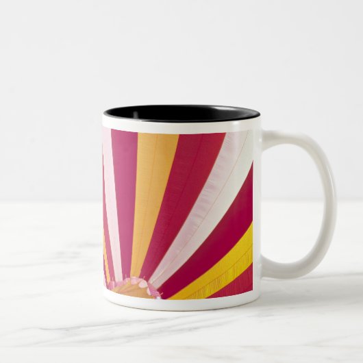 Mensen die een hete luchtballon vullen, Fort Colli Tweekleurige Koffiemok (Rechts)